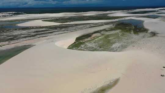 Jericoacoara Ceara巴西。风景优美的沙丘和绿松石雨水湖