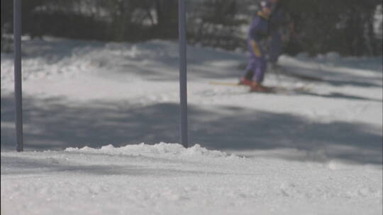 滑雪运动员跑下坡道视频素材模板下载