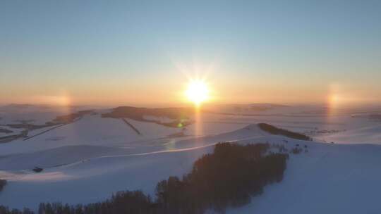 极寒的低山丘陵雪原灿烂夕阳