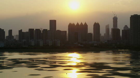 武汉市汉街沙湖夕阳湖面高楼金色709视频素材模板下载