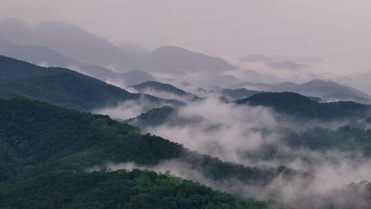 山间云雾缭绕的自然风光