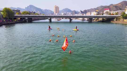 河中人群游泳及水上活动景象