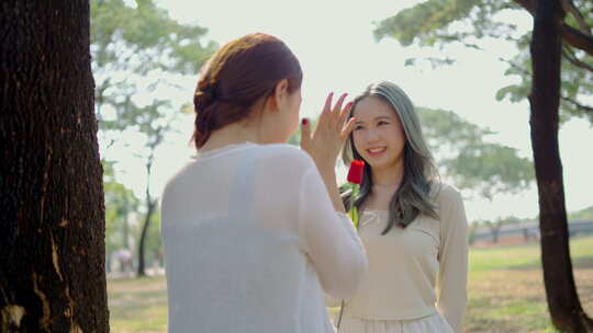 两位年轻的亚洲恋人用玫瑰带来由衷的惊喜。