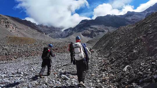 攀登四川雪宝顶的登山者徒步进山