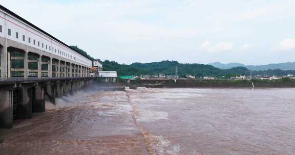 夏季四川河流航拍洪水过发电站大坝泄洪