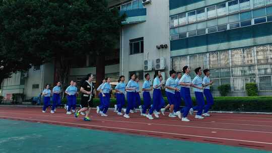 学生操场跑步  学校操场  学生体育运动