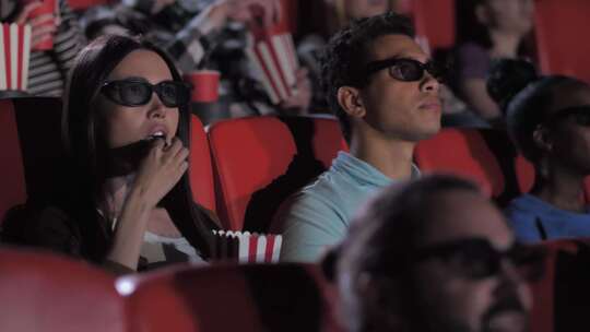 混合种族夫妇享受3d电影在电影院