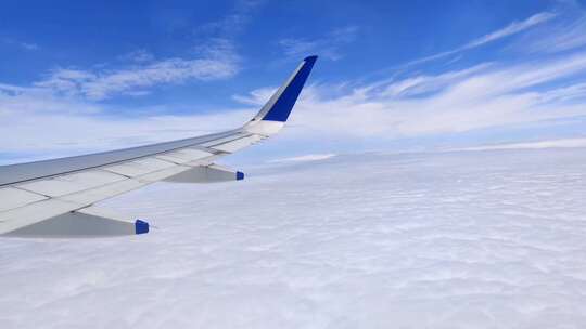 旅行坐飞机视角窗外云海蓝天视频素材模板下载