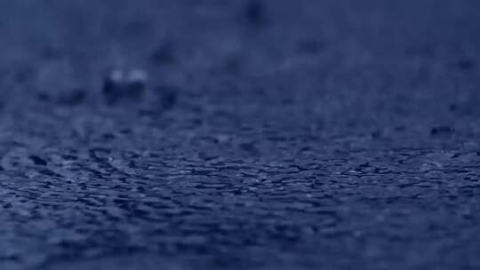 城市下雨车流雨滴夜雨雨季路灯空境视频素材