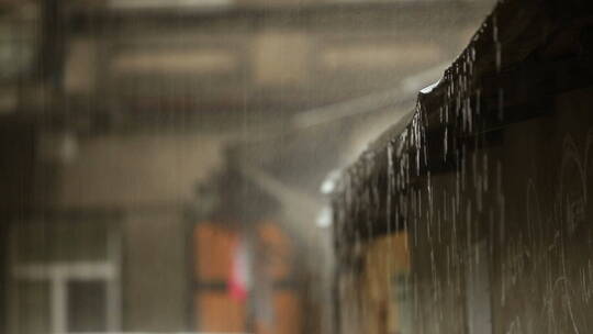 大雨打在屋檐上