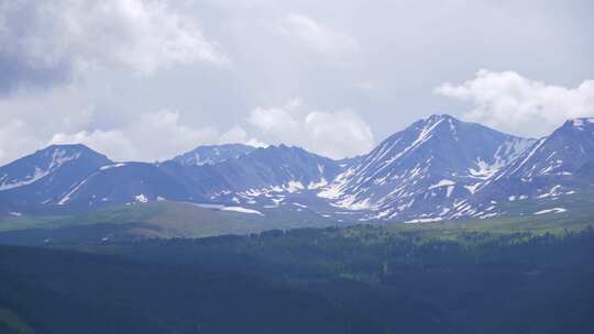 新疆北疆阿勒泰喀纳斯夏天雪山山脉自然风景