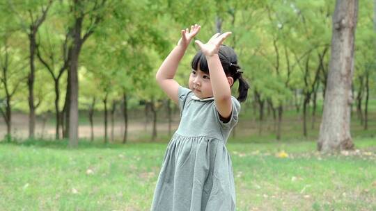 在公园草坪上玩耍的中国女孩
