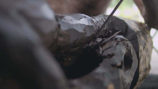 非洲坦桑尼亚工匠精心雕刻木制雕像