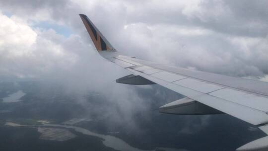 飞机舷窗拍摄飞机空中飞行画面