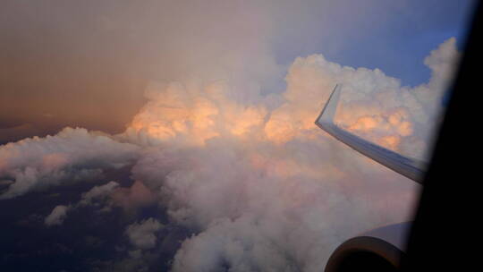 航班上拍摄到的雨后雷暴云