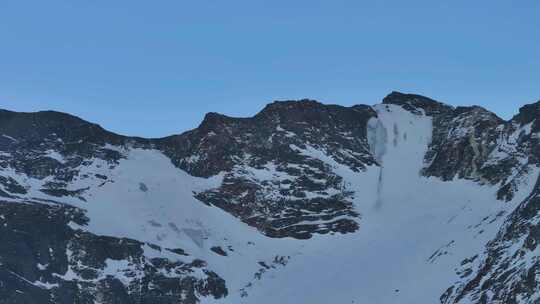 四川阿坝航拍月色下的岷山山脉四根香峰雪山