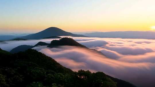 山间日出时分云海翻涌的壮观景象