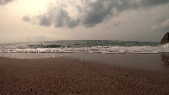 海浪拍打着海岸