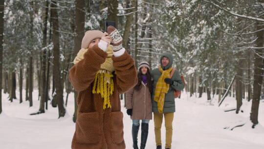 雪中拍照的女人