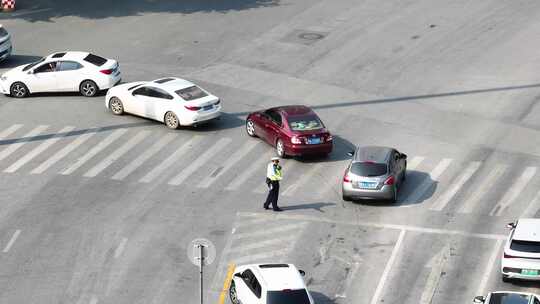 交警指挥交通