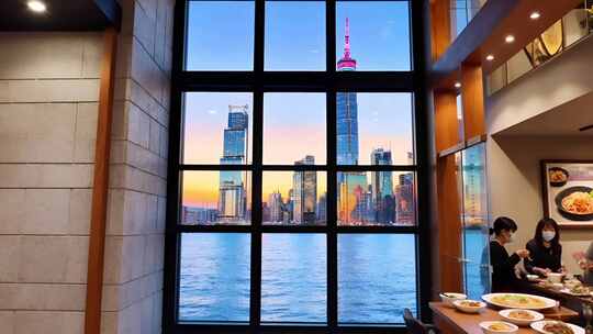 上海餐厅内远眺陆家嘴城市景观