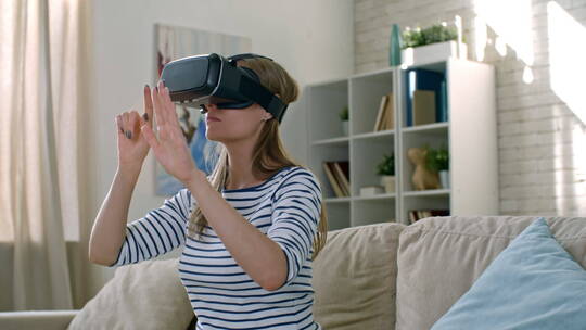 女性在体验虚拟现实眼镜视频素材模板下载