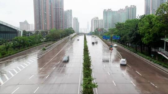 雨天大城市的大马路