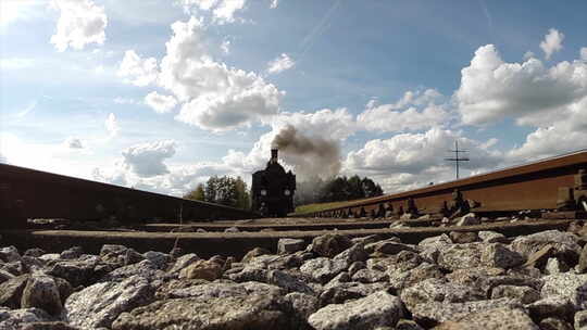 蒸汽火车通过铁轨的镜头特写