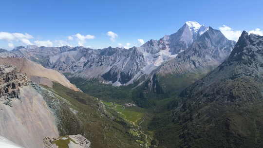 稻城亚丁景区 洛绒牛场 夏诺多吉雪山