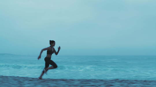 海边奔跑，奋力加速，充满力量感