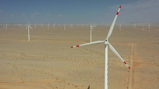 甘肃嘉峪关沙漠戈壁风力发电机组航拍近景