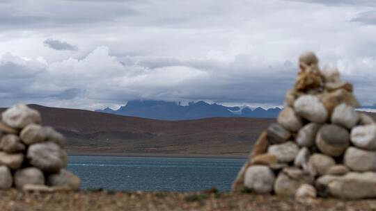 西藏阿里地区隐藏在云层中的冈仁波齐神山