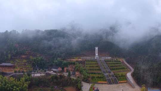 云雾缭绕的洞口雪峰山山间村庄风景