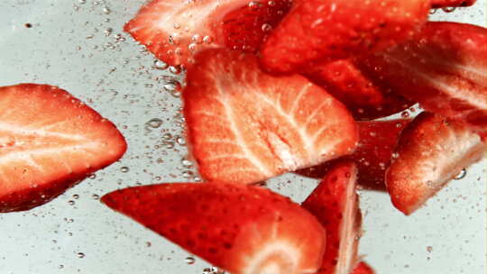 新鲜的草莓掉落在水中
