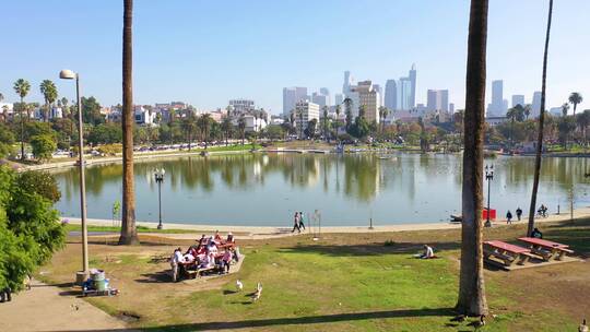 洛杉矶市中心的公园湖野餐和散步特写视频素材模板下载