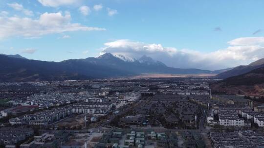 云南丽江，玉龙雪山下的束河古镇