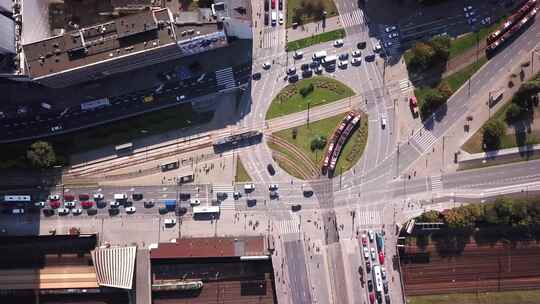 大型现代城市繁忙的交通时间流逝，从上面鸟瞰过马路，许多汽车+轻便摩托车