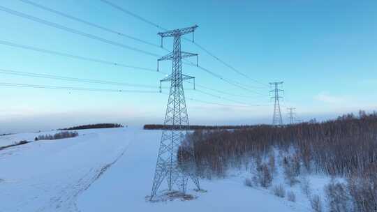 冬季雪原输电线路塔