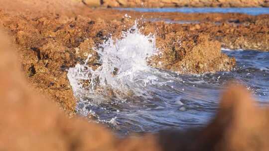 海水击打岸边礁石视频素材模板下载