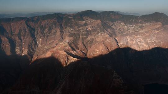 云南贫困山区大山悬崖峭壁上彝族村庄民居