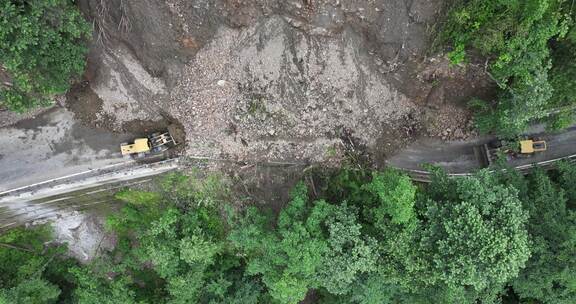 雨季泥水流塌方路段工程车抢修