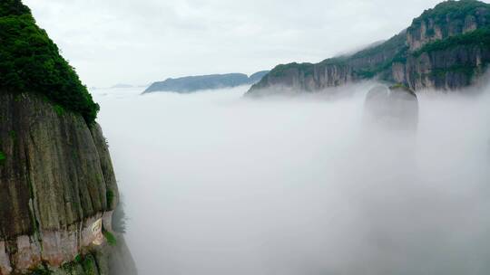 云海中的山峰