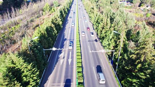 航拍高速路上行驶的汽车