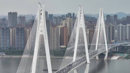 武汉二七长江大桥，长焦上升时下扣镜头