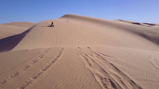 越野车穿过沙漠