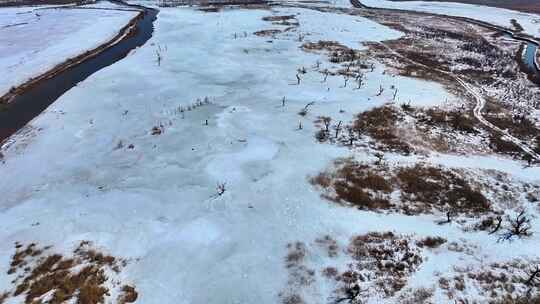 航拍 冰雪初融的河道和河滩地4K素材