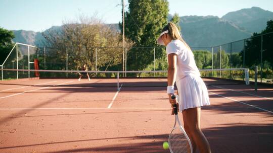 网球运动员在球场上打比赛视频素材模板下载