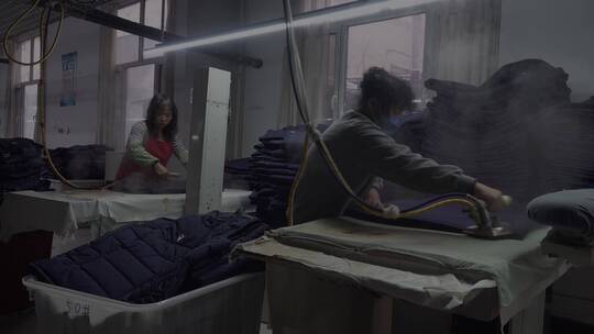 服装厂制衣厂女工熨烫衣服视频素材模板下载