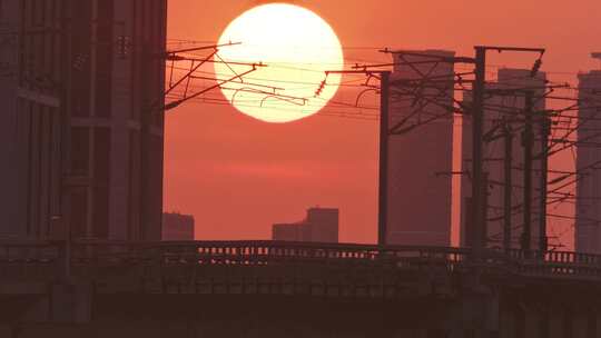 高架铁路桥上日落超长焦延时摄影