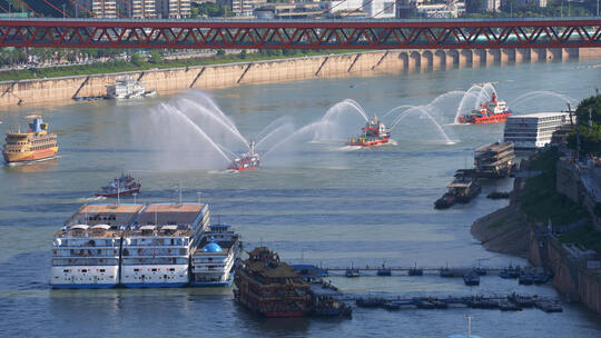 重庆嘉陵江上的水上交通游轮江景